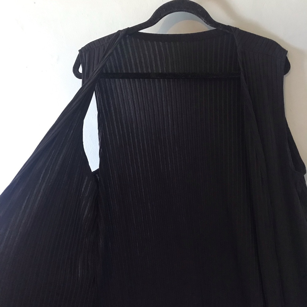 Long Sleeveless Ribbed Duster Vest in Black - Picture 2 of 4